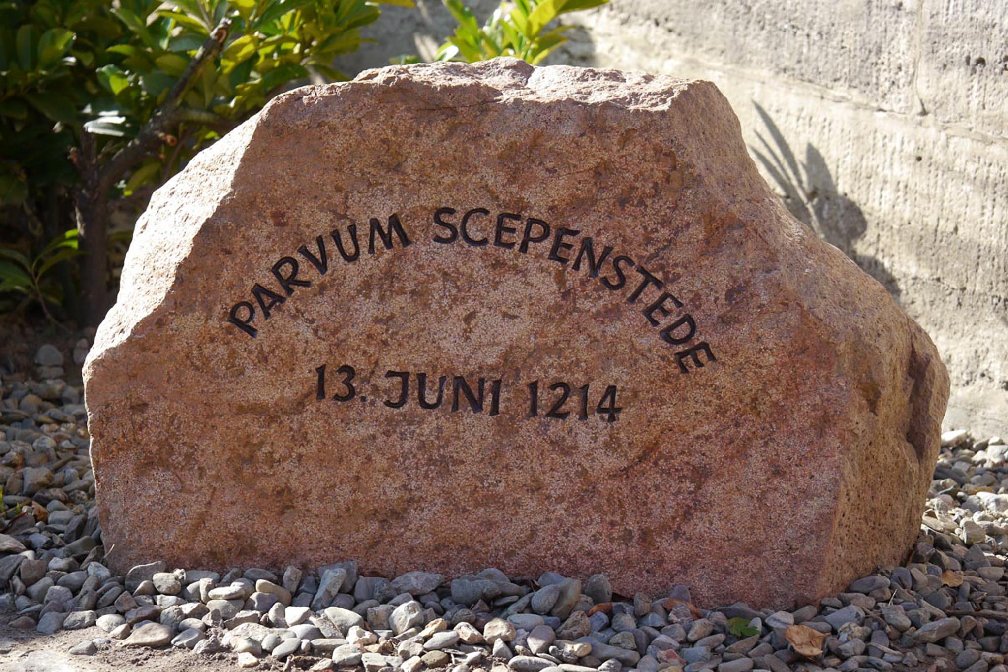 Das Bild zeigt einen Gedenkstein mit der lateinischen Aufschrift parvuum scepenstede. Das hei&szlig;t Klein Sch&ouml;ppenstedt.