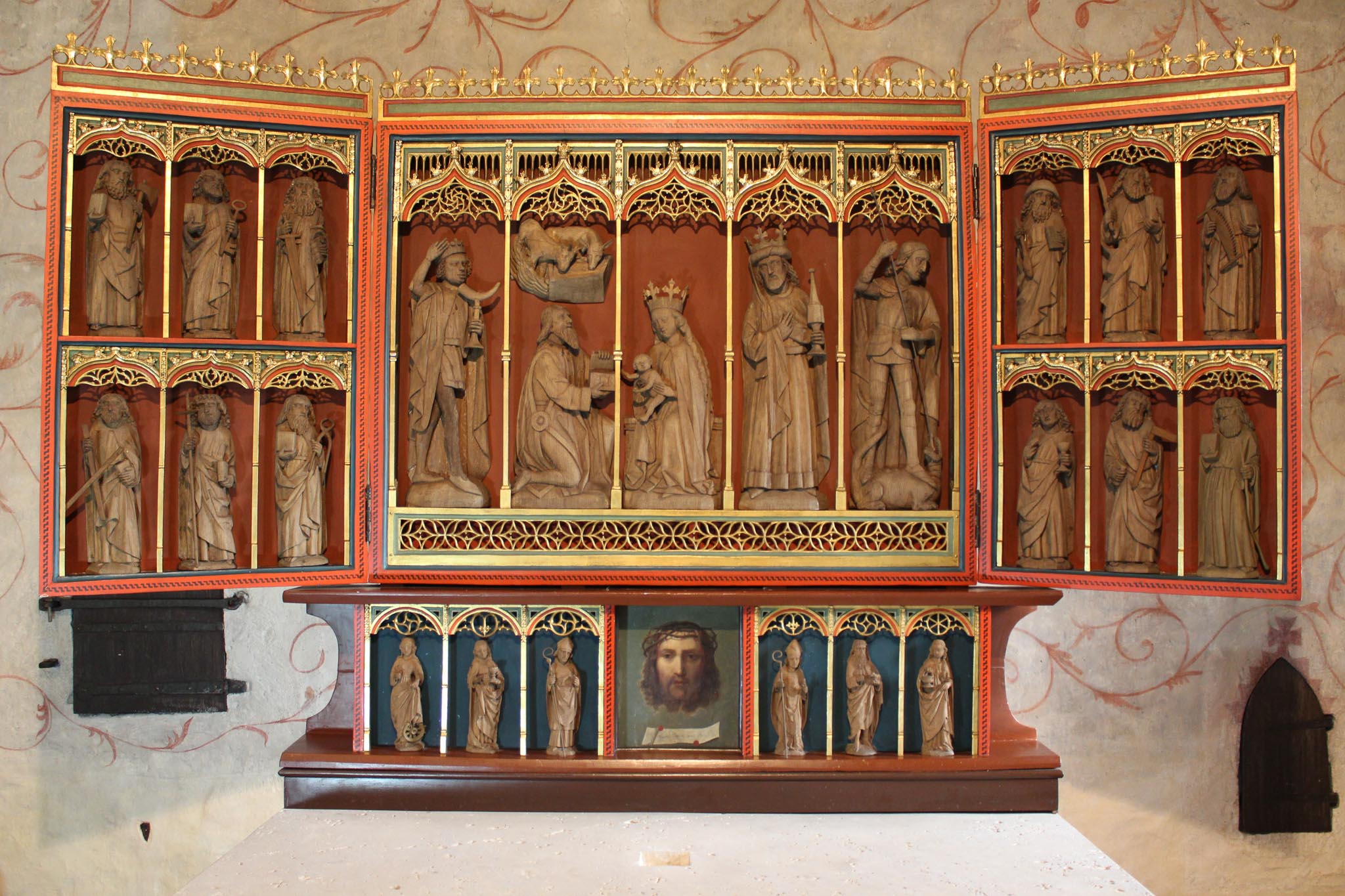 Das Foto zeigt den aufgeklappten Fl&uuml;gelaltar der Kirche Schulenrode.